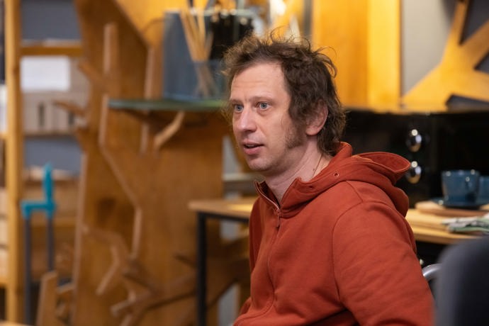 Nekonečný seriál Ulice sleduje dramatické osudy několika rodin žijících v sousedství
