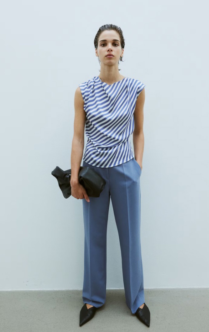 Řasený saténový top, H&M, 359 Kč
