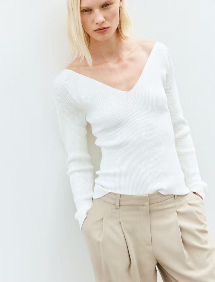 Top z žebrovaného úpletu s výstřihem do véčka, H&M, 249 Kč (původní cena 669 Kč)
