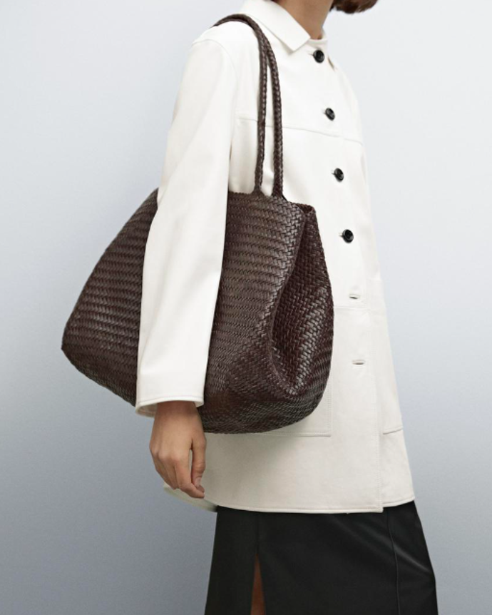 Velká kabelka shopper z napy se zapletením, Massimo Dutti, 10 999 Kč
