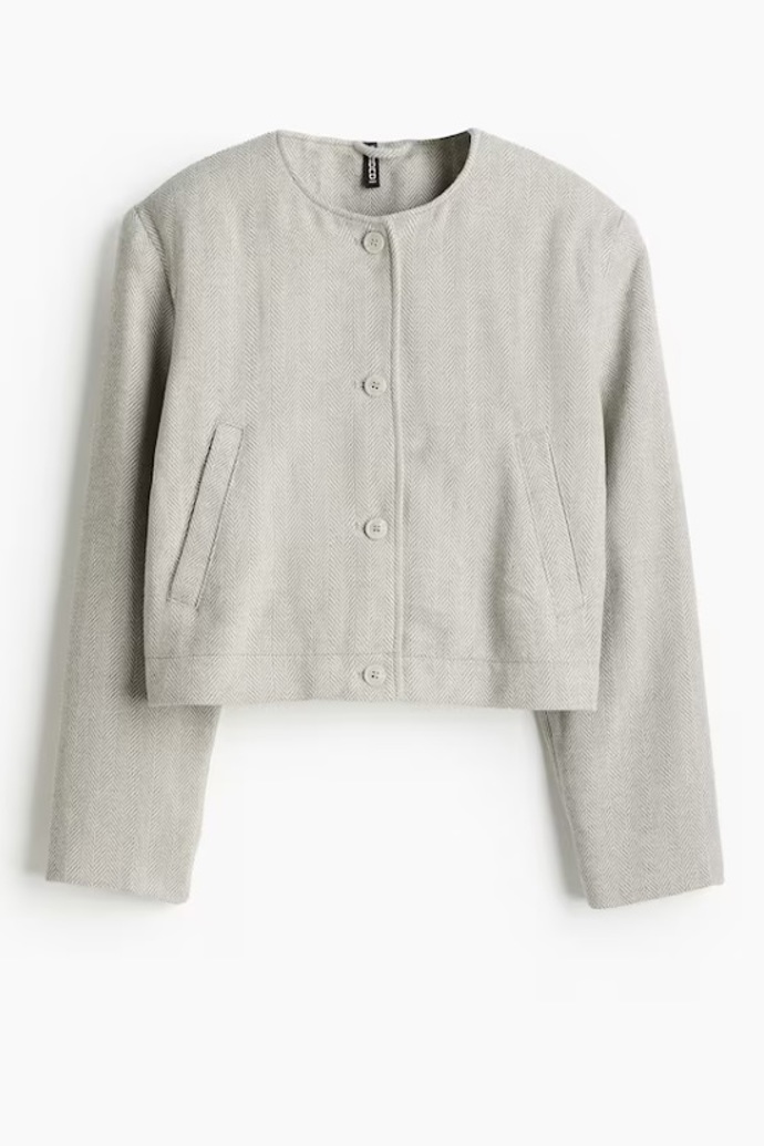 Bunda s ramenními vycpávkami, H&M, 499 Kč (původní cena 959 Kč)
