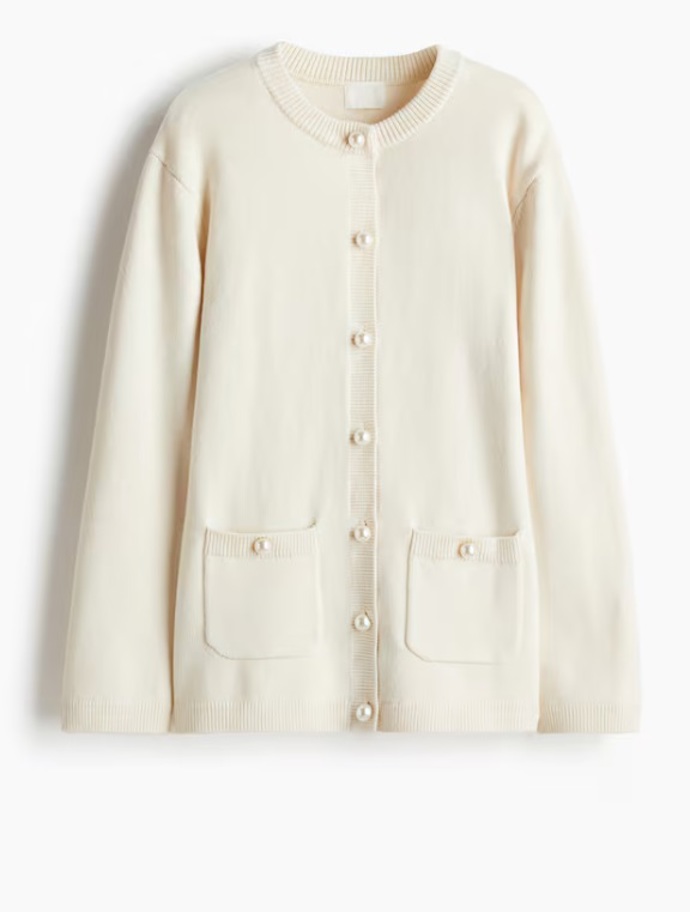 Propínací svetr s knoflíkovými detaily, H&M, 379 Kč (původní cena 959 Kč)
