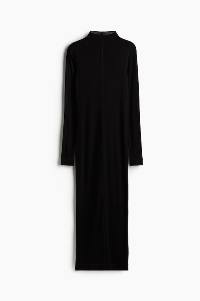 Vlněné šaty s vysokým límcem, H&M, 1419 Kč
Vlněné šaty s vysokým límcem, H&M, 1419 Kč