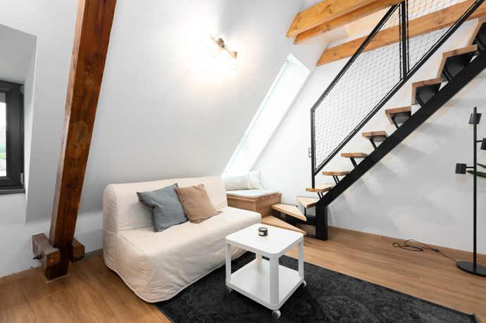 Projekt se zaměřuje na citlivou rekonstrukci historických budov a jejich přetvoření v moderní obytné prostory. Design interiérů v bytech propojuje moderní prvky s původními architektonickými detaily, jako jsou vysoké stropy, dřevěné trámy či velká okna s panoramatickými výhledy na Jeseníky. Velkou měrou je využíváno dřevo, kámen a další přírodní materiály, které přináší pocit hřejivé horské atmosféry.
Projekt se zaměřuje na citlivou rekonstrukci historických budov a jejich přetvoření v moderní obytné prostory. Design interiérů v bytech propojuje moderní prvky s původními architektonickými detaily, jako jsou vysoké stropy, dřevěné trámy či velká okna s panoramatickými výhledy na Jeseníky. Velkou měrou je využíváno dřevo, kámen a další přírodní materiály, které přináší pocit hřejivé horské atmosféry.