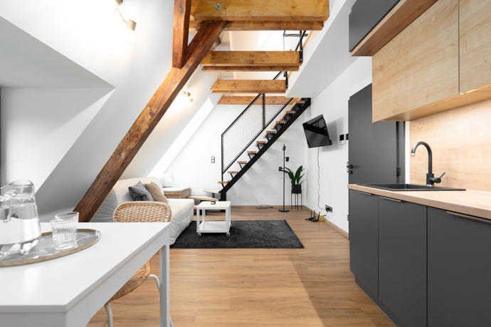 Projekt se zaměřuje na citlivou rekonstrukci historických budov a jejich přetvoření v moderní obytné prostory. Design interiérů v bytech propojuje moderní prvky s původními architektonickými detaily, jako jsou vysoké stropy, dřevěné trámy či velká okna s panoramatickými výhledy na Jeseníky. Velkou měrou je využíváno dřevo, kámen a další přírodní materiály, které přináší pocit hřejivé horské atmosféry.
Projekt se zaměřuje na citlivou rekonstrukci historických budov a jejich přetvoření v moderní obytné prostory. Design interiérů v bytech propojuje moderní prvky s původními architektonickými detaily, jako jsou vysoké stropy, dřevěné trámy či velká okna s panoramatickými výhledy na Jeseníky. Velkou měrou je využíváno dřevo, kámen a další přírodní materiály, které přináší pocit hřejivé horské atmosféry.