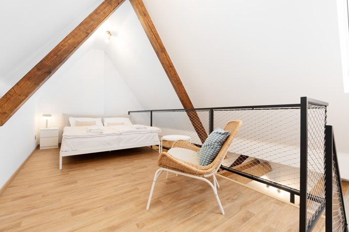 Projekt se zaměřuje na citlivou rekonstrukci historických budov a jejich přetvoření v moderní obytné prostory. Design interiérů v bytech propojuje moderní prvky s původními architektonickými detaily, jako jsou vysoké stropy, dřevěné trámy či velká okna s panoramatickými výhledy na Jeseníky. Velkou měrou je využíváno dřevo, kámen a další přírodní materiály, které přináší pocit hřejivé horské atmosféry.
Projekt se zaměřuje na citlivou rekonstrukci historických budov a jejich přetvoření v moderní obytné prostory. Design interiérů v bytech propojuje moderní prvky s původními architektonickými detaily, jako jsou vysoké stropy, dřevěné trámy či velká okna s panoramatickými výhledy na Jeseníky. Velkou měrou je využíváno dřevo, kámen a další přírodní materiály, které přináší pocit hřejivé horské atmosféry.