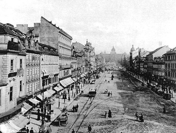 Václavské náměstí koncem 19. století, pohled od Můstku, dobová pohlednice. Právě Václavské náměstí je velmi důležitým místem, protože spousta dějinných událostí se udála právě tam.
