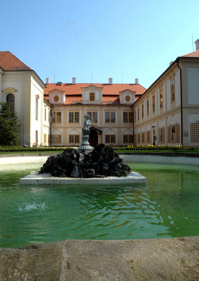 Součástí celkové rekonstrukce byla obnova zámku i vzácného anglického parku a rekonstrukce hotelu v jeho dolní části. Do zámku se postupně vrátila větší část původního mobiliáře, historický nábytek a rodinné upomínky na rod Thurn-Taxisů, kteří jej jako poslední šlechtický rod vlastnili. Později došlo ještě k opravě fasády zámeckého kostela Nanebevzetí Panny Marie díky sponzorským darům.
Součástí celkové rekonstrukce byla obnova zámku i vzácného anglického parku a rekonstrukce hotelu v jeho dolní části. Do zámku se postupně vrátila větší část původního mobiliáře, historický nábytek a rodinné upomínky na rod Thurn-Taxisů, kteří jej jako poslední šlechtický rod vlastnili. Později došlo ještě k opravě fasády zámeckého kostela Nanebevzetí Panny Marie díky sponzorským darům.