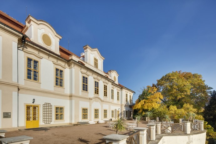 Součástí celkové rekonstrukce byla obnova zámku i vzácného anglického parku a rekonstrukce hotelu v jeho dolní části. Do zámku se postupně vrátila větší část původního mobiliáře, historický nábytek a rodinné upomínky na rod Thurn-Taxisů, kteří jej jako poslední šlechtický rod vlastnili. Později došlo ještě k opravě fasády zámeckého kostela Nanebevzetí Panny Marie díky sponzorským darům.
Součástí celkové rekonstrukce byla obnova zámku i vzácného anglického parku a rekonstrukce hotelu v jeho dolní části. Do zámku se postupně vrátila větší část původního mobiliáře, historický nábytek a rodinné upomínky na rod Thurn-Taxisů, kteří jej jako poslední šlechtický rod vlastnili. Později došlo ještě k opravě fasády zámeckého kostela Nanebevzetí Panny Marie díky sponzorským darům.