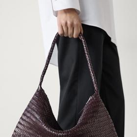 Zaplétaná kabelka z kůže napa, Massimo Dutti, 6599 Kč
