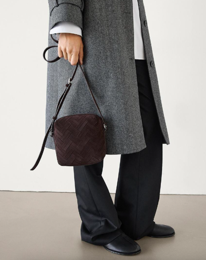Zapletený vak ze štípaného semiše, Massimo Dutti, 3999 Kč
