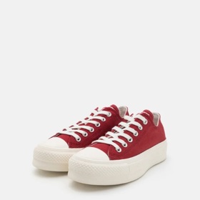 Červené tenisky, Converse, 2 160 Kč
