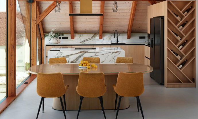 Majestátní Ještěd se nestal jen výhledem z okna, ale inspirací pro celý interiér. Architektka Taťána Kandratovičová vytvořila prostor, kde se moderní design prolíná s přírodními materiály a tradicí roubených staveb.
