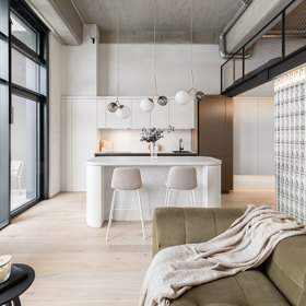 Malý, ale dokonale promyšlený! Tento pražský loft o velikosti 36 m² dokazuje, že chytrý design a precizní plánování dokážou zázraky. Obytný prostor propojený přes dvě podlaží, elegantní luxferová stěna a industriální prvky vytvářejí stylový interiér, který vás uchvátí na první pohled.
