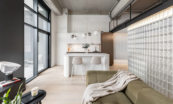 Malý, ale dokonale promyšlený! Tento pražský loft o velikosti 36 m² dokazuje, že chytrý design a precizní plánování dokážou zázraky. Obytný prostor propojený přes dvě podlaží, elegantní luxferová stěna a industriální prvky vytvářejí stylový interiér, který vás uchvátí na první pohled.
Malý, ale dokonale promyšlený! Tento pražský loft o velikosti 36 m² dokazuje, že chytrý design a precizní plánování dokážou zázraky. Obytný prostor propojený přes dvě podlaží, elegantní luxferová stěna a industriální prvky vytvářejí stylový interiér, který vás uchvátí na první pohled.