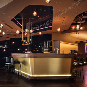 Když se spojí špičková architektura s láskou k hudbě, vzniká něco výjimečného. Jazzmin Bar & Dining v Brně je místem, kde jazz ožívá nejen v tónech, ale i v designu. Projděte se interiérem, kde se třpytí mosaz, samet láká k posezení a neony dodávají prostoru neodolatelný šmrnc!
