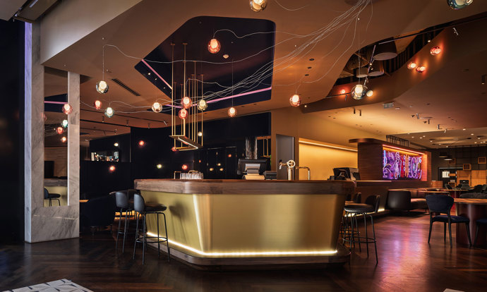 Když se spojí špičková architektura s láskou k hudbě, vzniká něco výjimečného. Jazzmin Bar & Dining v Brně je místem, kde jazz ožívá nejen v tónech, ale i v designu. Projděte se interiérem, kde se třpytí mosaz, samet láká k posezení a neony dodávají prostoru neodolatelný šmrnc!

