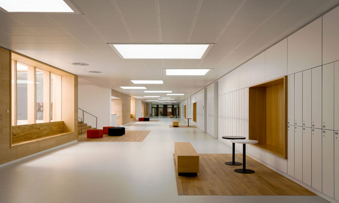 Rekonstrukce a modernizace budov A5 a A6 na VUT Brno je hotová! Nové interiéry nabízejí komfortní a variabilní prostředí pro studenty i pedagogy. Aula, učebny, studovny a respiria byly navrženy s důrazem na design i funkčnost. Podívejte se na výsledek této ambiciózní proměny!
