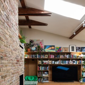 Tento bratislavský byt vznikl doslova v srdci podkroví historického domu, kde architekti využili komíny jako funkční prvek a přidali útulnou lavici u krbu. Nechybí tu světlík, balkón a chytré úložné prostory. Architekti přetvořili nevyužitý prostor v útulné bydlení pro mladou rodinu.
