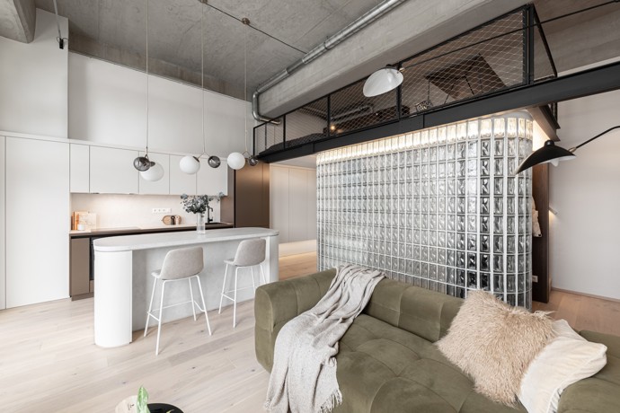 Malý, ale dokonale promyšlený! Tento pražský loft o velikosti 36 m² dokazuje, že chytrý design a precizní plánování dokážou zázraky. Obytný prostor propojený přes dvě podlaží, elegantní luxferová stěna a industriální prvky vytvářejí stylový interiér, který vás uchvátí na první pohled.
Malý, ale dokonale promyšlený! Tento pražský loft o velikosti 36 m² dokazuje, že chytrý design a precizní plánování dokážou zázraky. Obytný prostor propojený přes dvě podlaží, elegantní luxferová stěna a industriální prvky vytvářejí stylový interiér, který vás uchvátí na první pohled.