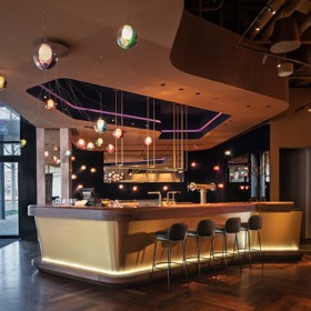 Když se spojí špičková architektura s láskou k hudbě, vzniká něco výjimečného. Jazzmin Bar & Dining v Brně je místem, kde jazz ožívá nejen v tónech, ale i v designu. Projděte se interiérem, kde se třpytí mosaz, samet láká k posezení a neony dodávají prostoru neodolatelný šmrnc!
