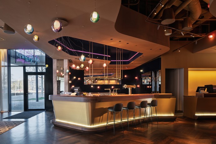Když se spojí špičková architektura s láskou k hudbě, vzniká něco výjimečného. Jazzmin Bar & Dining v Brně je místem, kde jazz ožívá nejen v tónech, ale i v designu. Projděte se interiérem, kde se třpytí mosaz, samet láká k posezení a neony dodávají prostoru neodolatelný šmrnc!
