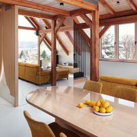 Majestátní Ještěd se nestal jen výhledem z okna, ale inspirací pro celý interiér. Architektka Taťána Kandratovičová vytvořila prostor, kde se moderní design prolíná s přírodními materiály a tradicí roubených staveb.
