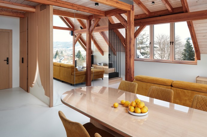 Majestátní Ještěd se nestal jen výhledem z okna, ale inspirací pro celý interiér. Architektka Taťána Kandratovičová vytvořila prostor, kde se moderní design prolíná s přírodními materiály a tradicí roubených staveb.
