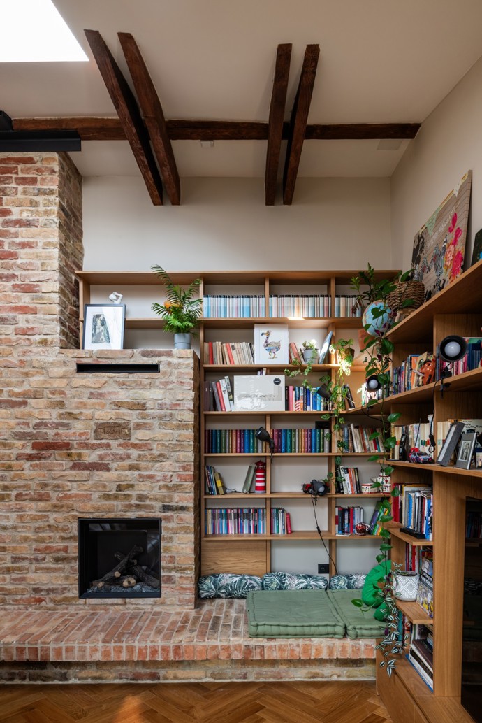 Tento bratislavský byt vznikl doslova v srdci podkroví historického domu, kde architekti využili komíny jako funkční prvek a přidali útulnou lavici u krbu. Nechybí tu světlík, balkón a chytré úložné prostory. Architekti přetvořili nevyužitý prostor v útulné bydlení pro mladou rodinu.
