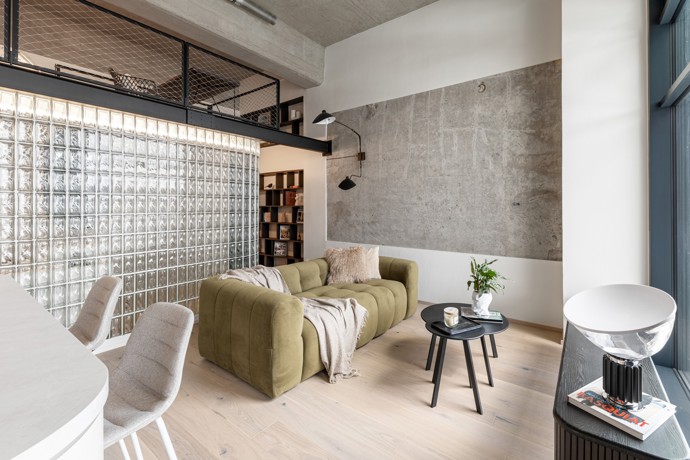 Malý, ale dokonale promyšlený! Tento pražský loft o velikosti 36 m² dokazuje, že chytrý design a precizní plánování dokážou zázraky. Obytný prostor propojený přes dvě podlaží, elegantní luxferová stěna a industriální prvky vytvářejí stylový interiér, který vás uchvátí na první pohled.
Malý, ale dokonale promyšlený! Tento pražský loft o velikosti 36 m² dokazuje, že chytrý design a precizní plánování dokážou zázraky. Obytný prostor propojený přes dvě podlaží, elegantní luxferová stěna a industriální prvky vytvářejí stylový interiér, který vás uchvátí na první pohled.
