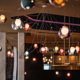 Když se spojí špičková architektura s láskou k hudbě, vzniká něco výjimečného. Jazzmin Bar & Dining v Brně je místem, kde jazz ožívá nejen v tónech, ale i v designu. Projděte se interiérem, kde se třpytí mosaz, samet láká k posezení a neony dodávají prostoru neodolatelný šmrnc!

