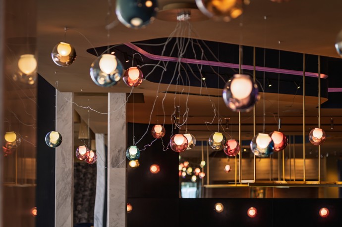 Když se spojí špičková architektura s láskou k hudbě, vzniká něco výjimečného. Jazzmin Bar & Dining v Brně je místem, kde jazz ožívá nejen v tónech, ale i v designu. Projděte se interiérem, kde se třpytí mosaz, samet láká k posezení a neony dodávají prostoru neodolatelný šmrnc!
