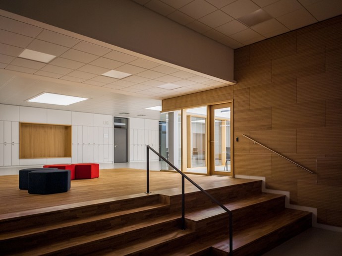 Rekonstrukce a modernizace budov A5 a A6 na VUT Brno je hotová! Nové interiéry nabízejí komfortní a variabilní prostředí pro studenty i pedagogy. Aula, učebny, studovny a respiria byly navrženy s důrazem na design i funkčnost. Podívejte se na výsledek této ambiciózní proměny!
