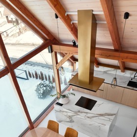 Majestátní Ještěd se nestal jen výhledem z okna, ale inspirací pro celý interiér. Architektka Taťána Kandratovičová vytvořila prostor, kde se moderní design prolíná s přírodními materiály a tradicí roubených staveb.
