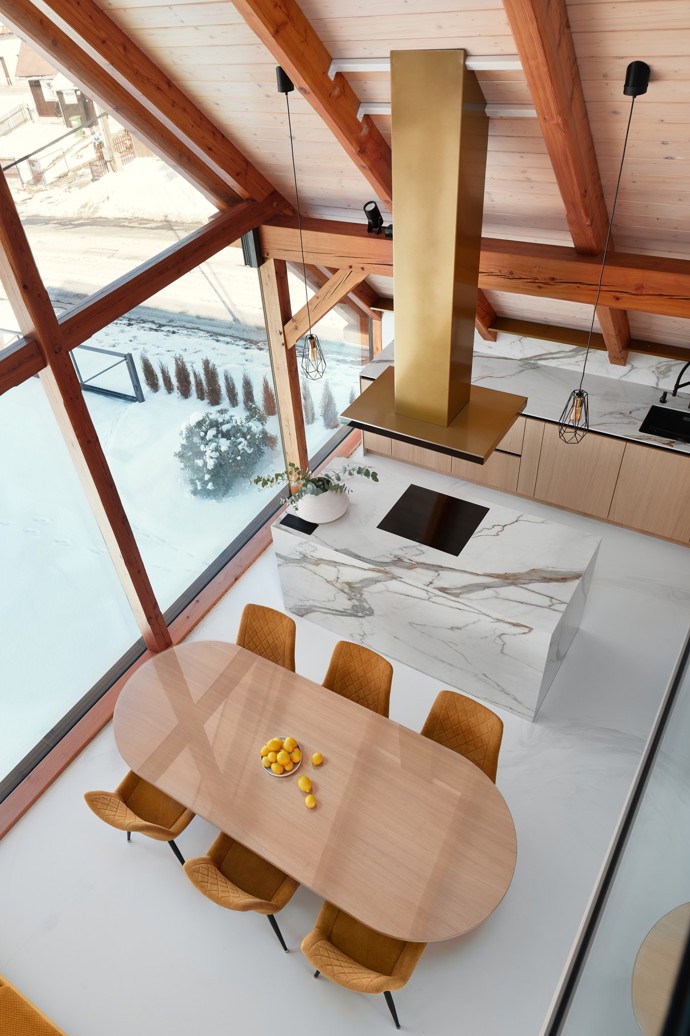 Majestátní Ještěd se nestal jen výhledem z okna, ale inspirací pro celý interiér. Architektka Taťána Kandratovičová vytvořila prostor, kde se moderní design prolíná s přírodními materiály a tradicí roubených staveb.
