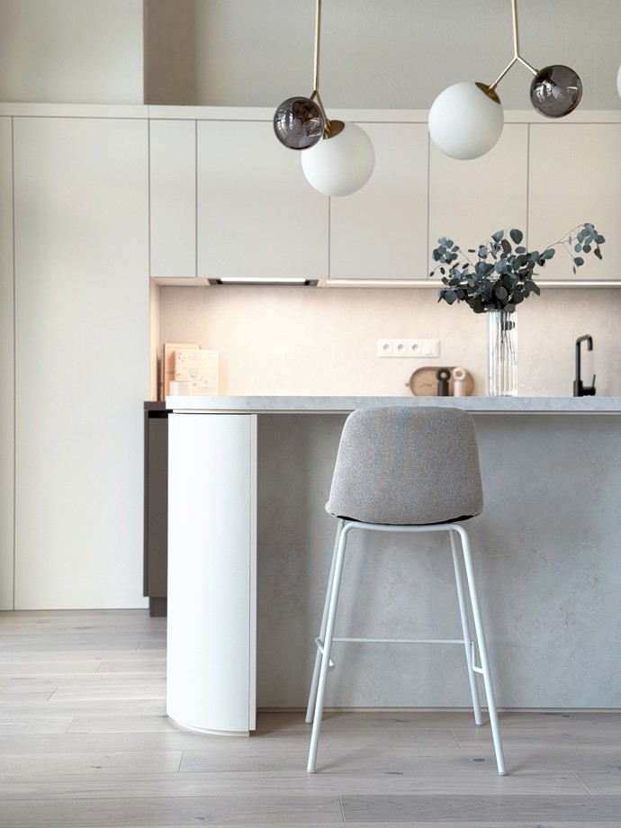 Malý, ale dokonale promyšlený! Tento pražský loft o velikosti 36 m² dokazuje, že chytrý design a precizní plánování dokážou zázraky. Obytný prostor propojený přes dvě podlaží, elegantní luxferová stěna a industriální prvky vytvářejí stylový interiér, který vás uchvátí na první pohled.
Malý, ale dokonale promyšlený! Tento pražský loft o velikosti 36 m² dokazuje, že chytrý design a precizní plánování dokážou zázraky. Obytný prostor propojený přes dvě podlaží, elegantní luxferová stěna a industriální prvky vytvářejí stylový interiér, který vás uchvátí na první pohled.
