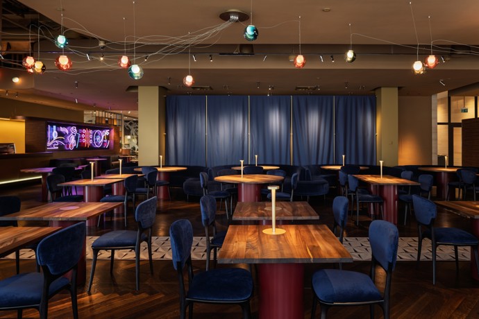 Když se spojí špičková architektura s láskou k hudbě, vzniká něco výjimečného. Jazzmin Bar & Dining v Brně je místem, kde jazz ožívá nejen v tónech, ale i v designu. Projděte se interiérem, kde se třpytí mosaz, samet láká k posezení a neony dodávají prostoru neodolatelný šmrnc!
