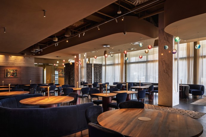 Když se spojí špičková architektura s láskou k hudbě, vzniká něco výjimečného. Jazzmin Bar & Dining v Brně je místem, kde jazz ožívá nejen v tónech, ale i v designu. Projděte se interiérem, kde se třpytí mosaz, samet láká k posezení a neony dodávají prostoru neodolatelný šmrnc!
