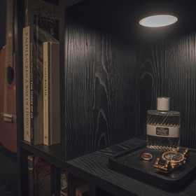 Neobyčejný byt pro neobyčejnou osobnost. Midnight Harmony je místem, kde se potkává elegance s tajemnem. Temné tóny, zlaté akcenty a pečlivě vybrané materiály proměnily 2+kk v inspirativní bydlení pro milovnici hudby, tance a designu. Tohle bydlení vás pohltí!
