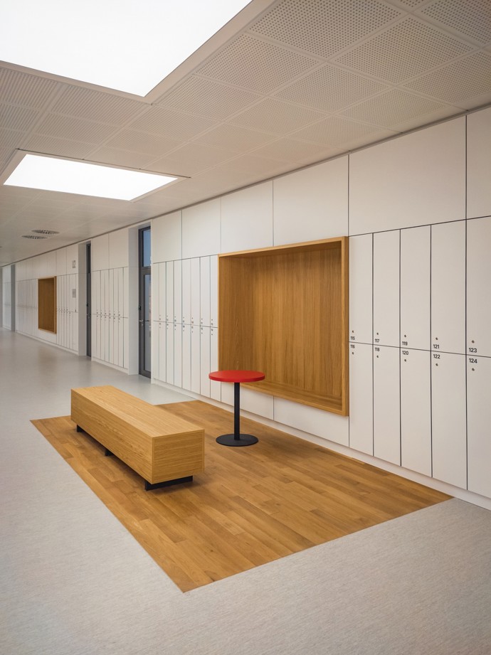 Rekonstrukce a modernizace budov A5 a A6 na VUT Brno je hotová! Nové interiéry nabízejí komfortní a variabilní prostředí pro studenty i pedagogy. Aula, učebny, studovny a respiria byly navrženy s důrazem na design i funkčnost. Podívejte se na výsledek této ambiciózní proměny!
