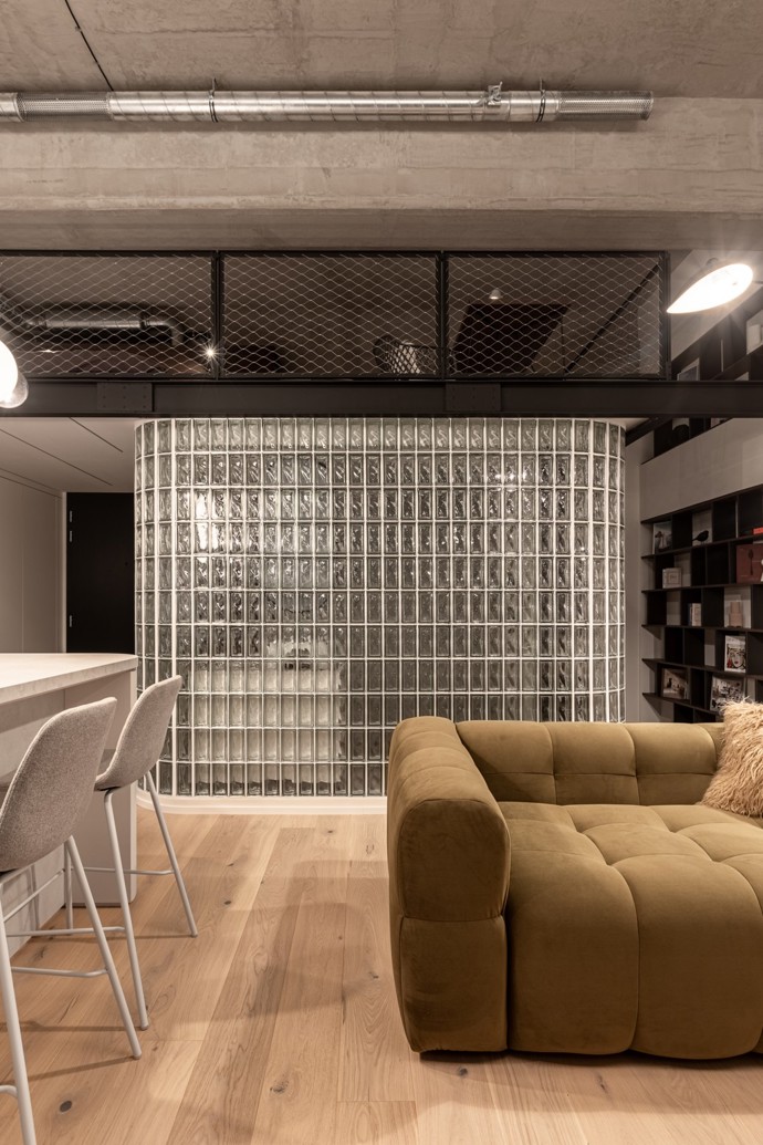 Malý, ale dokonale promyšlený! Tento pražský loft o velikosti 36 m² dokazuje, že chytrý design a precizní plánování dokážou zázraky. Obytný prostor propojený přes dvě podlaží, elegantní luxferová stěna a industriální prvky vytvářejí stylový interiér, který vás uchvátí na první pohled.
Malý, ale dokonale promyšlený! Tento pražský loft o velikosti 36 m² dokazuje, že chytrý design a precizní plánování dokážou zázraky. Obytný prostor propojený přes dvě podlaží, elegantní luxferová stěna a industriální prvky vytvářejí stylový interiér, který vás uchvátí na první pohled.