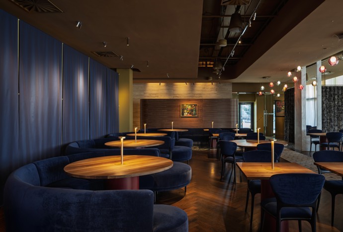 Když se spojí špičková architektura s láskou k hudbě, vzniká něco výjimečného. Jazzmin Bar & Dining v Brně je místem, kde jazz ožívá nejen v tónech, ale i v designu. Projděte se interiérem, kde se třpytí mosaz, samet láká k posezení a neony dodávají prostoru neodolatelný šmrnc!

