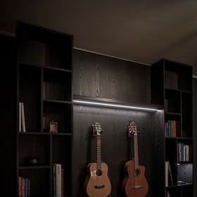 Neobyčejný byt pro neobyčejnou osobnost. Midnight Harmony je místem, kde se potkává elegance s tajemnem. Temné tóny, zlaté akcenty a pečlivě vybrané materiály proměnily 2+kk v inspirativní bydlení pro milovnici hudby, tance a designu. Tohle bydlení vás pohltí!

