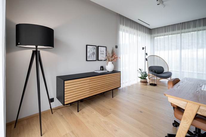Rodinný dům nedaleko Prahy přináší dokonalou harmonii mezi venkovskou atmosférou a moderním bydlením. Skryté niky, ambientní světla a výhled do přírody z velkoformátových oken – to vše v pečlivě promyšleném konceptu, který vás ohromí!
Rodinný dům nedaleko Prahy přináší dokonalou harmonii mezi venkovskou atmosférou a moderním bydlením. Skryté niky, ambientní světla a výhled do přírody z velkoformátových oken – to vše v pečlivě promyšleném konceptu, který vás ohromí!