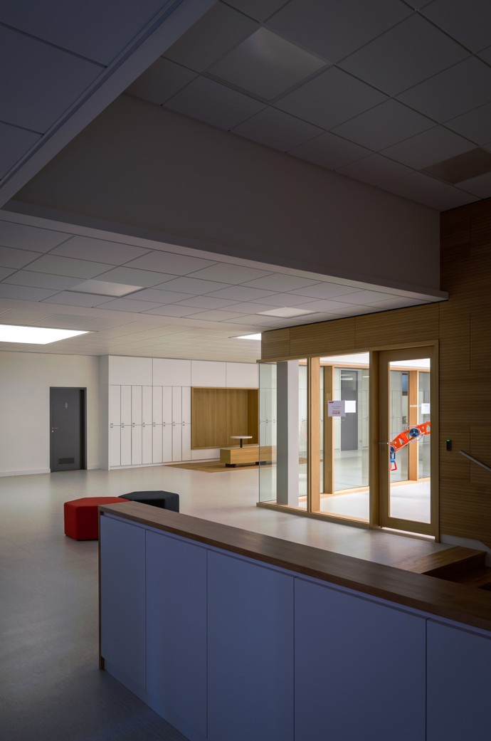 Rekonstrukce a modernizace budov A5 a A6 na VUT Brno je hotová! Nové interiéry nabízejí komfortní a variabilní prostředí pro studenty i pedagogy. Aula, učebny, studovny a respiria byly navrženy s důrazem na design i funkčnost. Podívejte se na výsledek této ambiciózní proměny!
