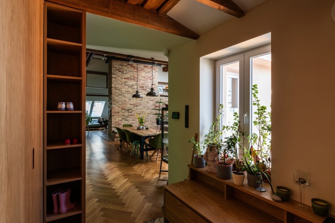 Tento bratislavský byt vznikl doslova v srdci podkroví historického domu, kde architekti využili komíny jako funkční prvek a přidali útulnou lavici u krbu. Nechybí tu světlík, balkón a chytré úložné prostory. Architekti přetvořili nevyužitý prostor v útulné bydlení pro mladou rodinu.
