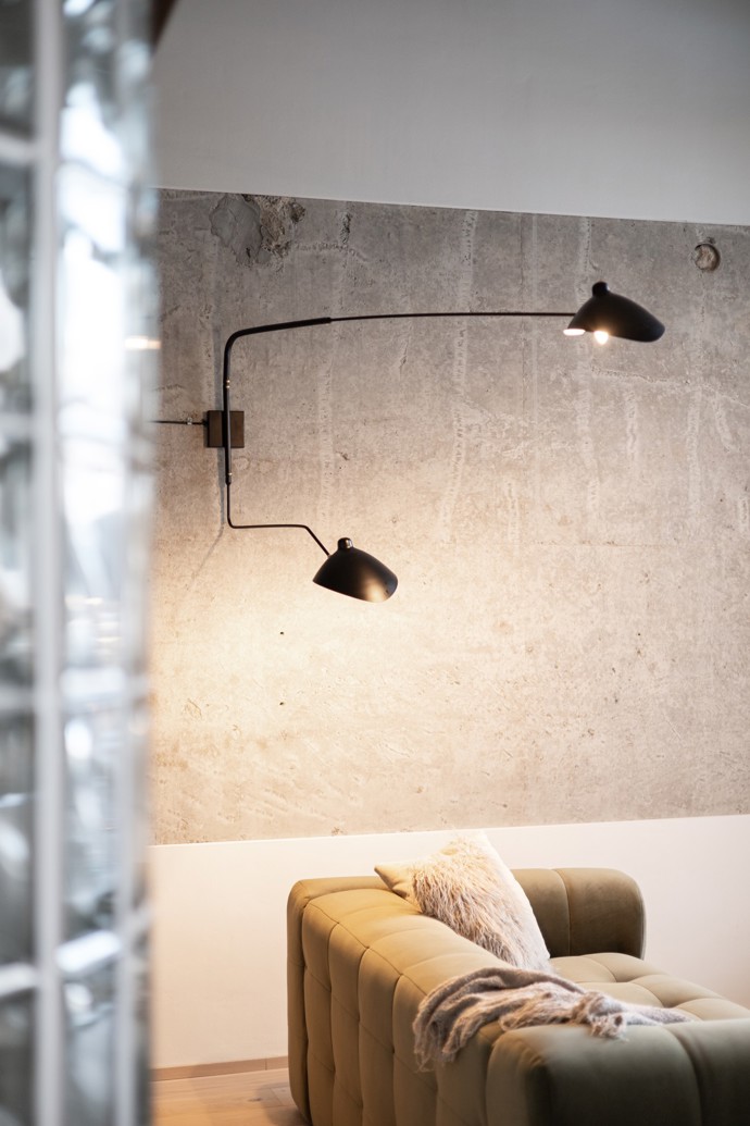 Malý, ale dokonale promyšlený! Tento pražský loft o velikosti 36 m² dokazuje, že chytrý design a precizní plánování dokážou zázraky. Obytný prostor propojený přes dvě podlaží, elegantní luxferová stěna a industriální prvky vytvářejí stylový interiér, který vás uchvátí na první pohled.
Malý, ale dokonale promyšlený! Tento pražský loft o velikosti 36 m² dokazuje, že chytrý design a precizní plánování dokážou zázraky. Obytný prostor propojený přes dvě podlaží, elegantní luxferová stěna a industriální prvky vytvářejí stylový interiér, který vás uchvátí na první pohled.