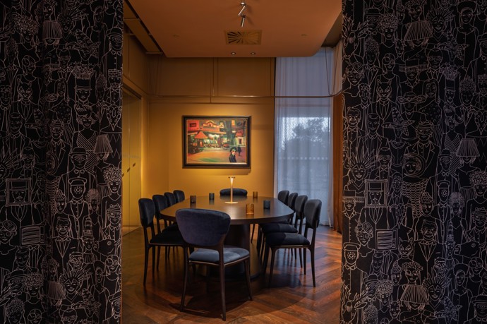 Když se spojí špičková architektura s láskou k hudbě, vzniká něco výjimečného. Jazzmin Bar & Dining v Brně je místem, kde jazz ožívá nejen v tónech, ale i v designu. Projděte se interiérem, kde se třpytí mosaz, samet láká k posezení a neony dodávají prostoru neodolatelný šmrnc!
