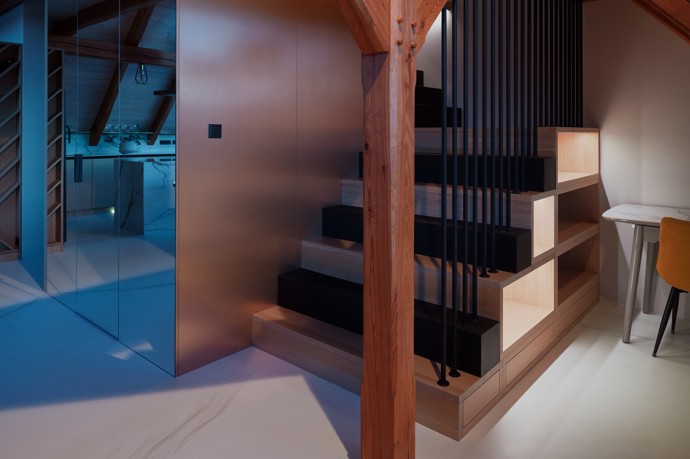 Majestátní Ještěd se nestal jen výhledem z okna, ale inspirací pro celý interiér. Architektka Taťána Kandratovičová vytvořila prostor, kde se moderní design prolíná s přírodními materiály a tradicí roubených staveb.
