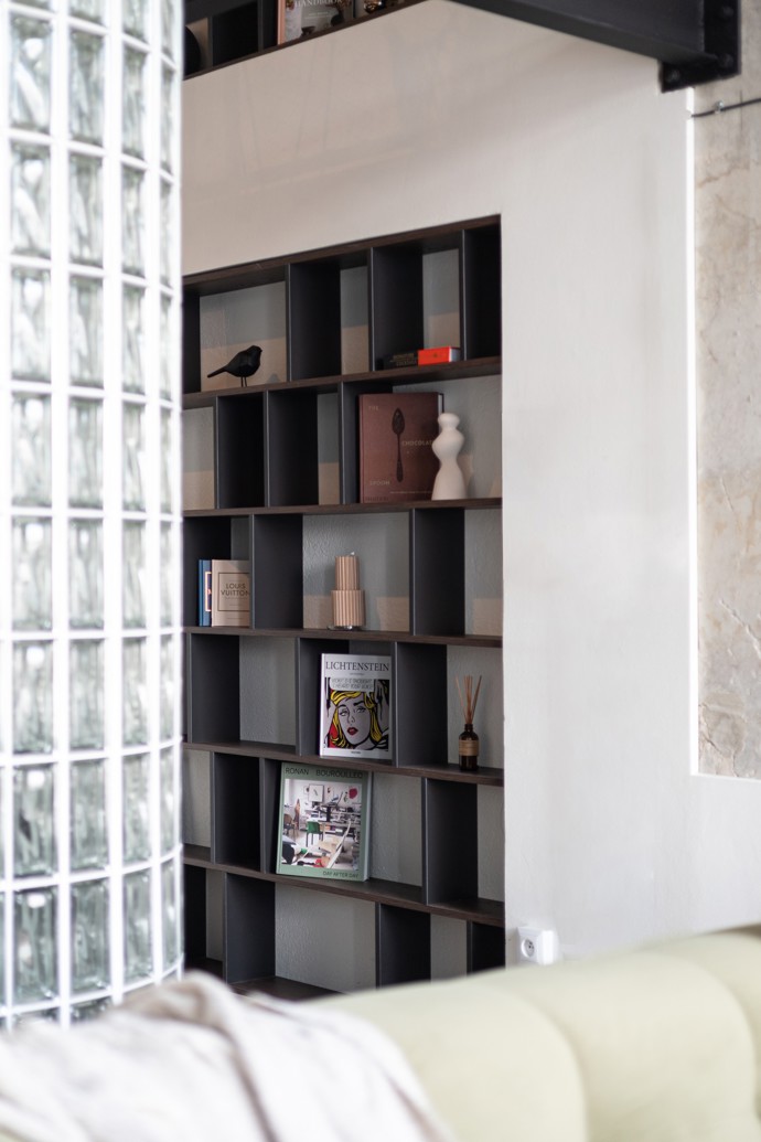 Malý, ale dokonale promyšlený! Tento pražský loft o velikosti 36 m² dokazuje, že chytrý design a precizní plánování dokážou zázraky. Obytný prostor propojený přes dvě podlaží, elegantní luxferová stěna a industriální prvky vytvářejí stylový interiér, který vás uchvátí na první pohled.
Malý, ale dokonale promyšlený! Tento pražský loft o velikosti 36 m² dokazuje, že chytrý design a precizní plánování dokážou zázraky. Obytný prostor propojený přes dvě podlaží, elegantní luxferová stěna a industriální prvky vytvářejí stylový interiér, který vás uchvátí na první pohled.